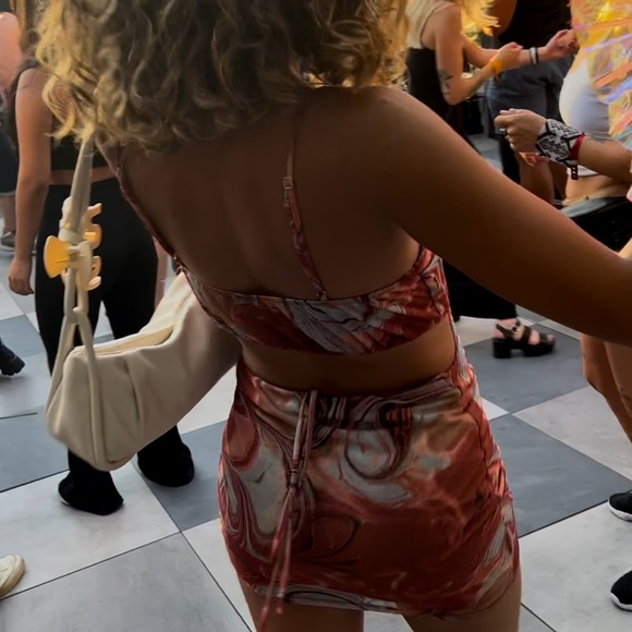 Cute swirl dress with with cutout detail.I got MANY compliments on this dress 🤎 - Picture 4 of 4